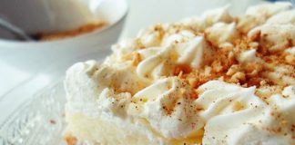 Γλυκό με Φρυγανιά από Ζάκυνθο: Εκμέκ αλλιώς, με Ξεχωριστή Γεύση Κοντινό πλάνο σε ένα κομμάτι από Γλυκό με Φρυγανιά από Ζάκυνθο, που αναδεικνύει τις στρώσεις φρυγανιάς, κρέμας και σαντιγί.