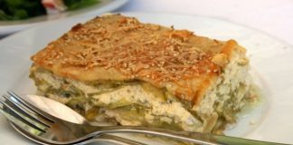 Κομμένο κομμάτι από το Χανιώτικο μπουρέκι, που αναδεικνύει τις στρώσεις των λαχανικών και της κρεμώδους γέμισης τυριών.