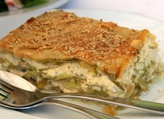 Κομμένο κομμάτι από το Χανιώτικο μπουρέκι, που αναδεικνύει τις στρώσεις των λαχανικών και της κρεμώδους γέμισης τυριών.