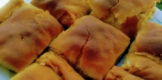 αχταριστή πίτα με τραχανά κομμένη σε κομμάτια, με χρυσαφένιο φύλλο.