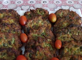 Χρυσαφένιοι και τραγανοί κεφτέδες λαχανικών με εμφανή κομμάτια καρότου και μυρωδικών, σερβιρισμένοι σε πιατέλα με απορροφητικό χαρτί