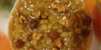 Κόλλυβα με χυλωμένο σιτάρι και σταφίδες.