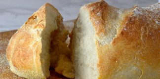 Κοντινό πλάνο στην τραγανή κρούστα του Τραγανού Σπιτικού Ψωμιού.