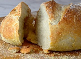 Κοντινό πλάνο στην τραγανή κρούστα του Τραγανού Σπιτικού Ψωμιού.