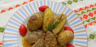 Μοσχάρι λεμονάτο σε βαθύ πιάτο, περιχυμένο με την πηχτή λεμονάτη σάλτσα και γαρνιρισμένο με δεντρολίβανο.