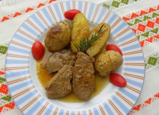 Μοσχάρι λεμονάτο σε βαθύ πιάτο, περιχυμένο με την πηχτή λεμονάτη σάλτσα και γαρνιρισμένο με δεντρολίβανο.