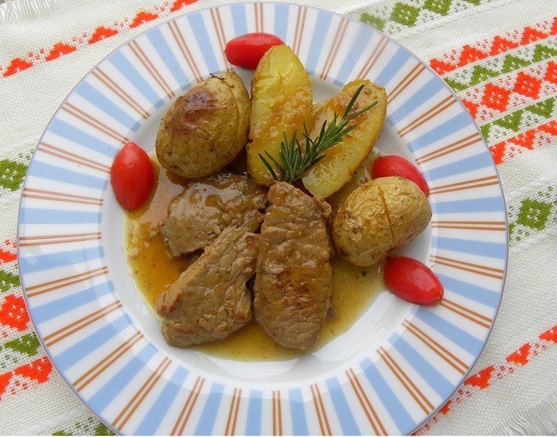 Lemony-veal-moschari-lemonato-picture Μοσχάρι λεμονάτο σε βαθύ πιάτο, περιχυμένο με την πηχτή λεμονάτη σάλτσα και γαρνιρισμένο με δεντρολίβανο.