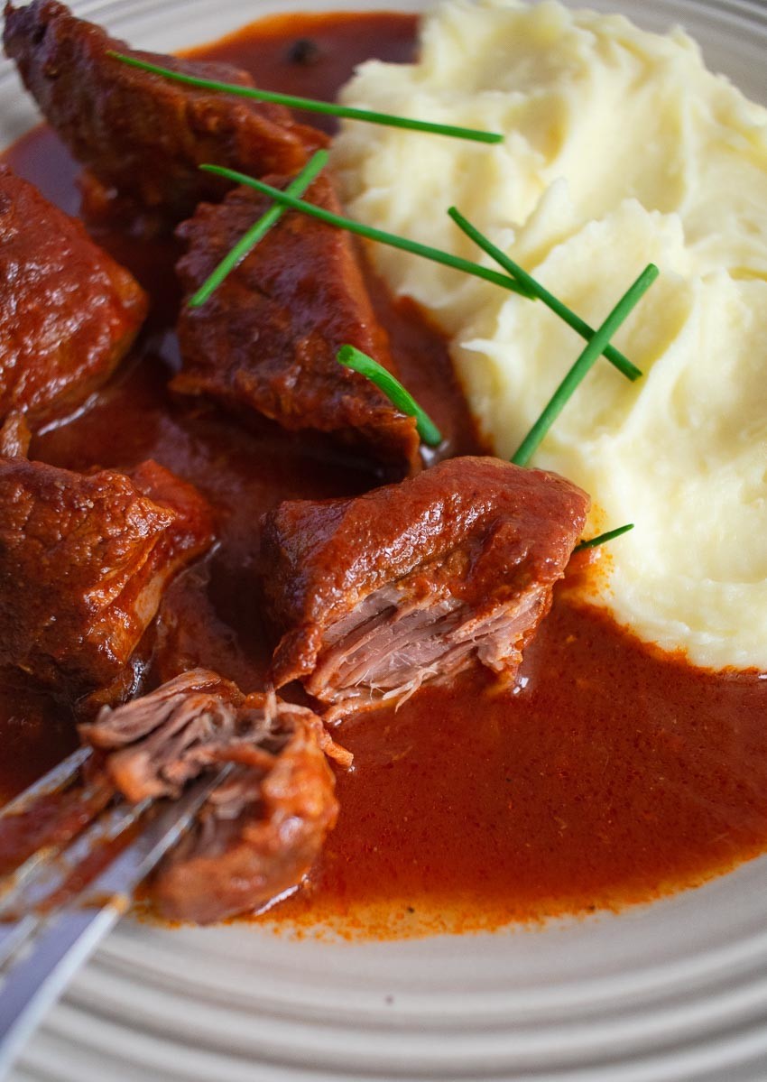 Soft-And-Tender-Easy-To-Make-Greek-Stew Μοσχαράκι Κοκκινιστό της Μαμάς