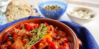 Λουκάνικο και πιπεριές σε κόκκινη σάλτσα (Σπεντζοφάι)