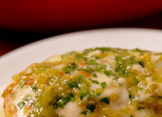 Κοτόπουλο με λευκή σάλτσα μανιτάρια μέσα σε χιονάτο ρύζι