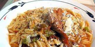 Γιουβέτσι με αρνί και τυρί τριμμένο Γιουβέτσι με αρνί και τυρί