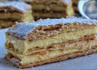 Κοντινό πλάνο σε ένα κομμάτι Μιλφέιγ, που αναδεικνύει την υφή της κρέμας και τις στρώσεις της σφολιάτας.