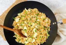 Τηγανιτό Ρύζι με Αυγά στο wok με ψιλοκομμένο κρεμμύδι