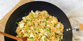 Τηγανιτό Ρύζι με Αυγά στο wok με ψιλοκομμένο κρεμμύδι