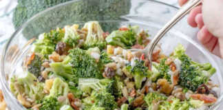 Φωτεινή, χορταστική σαλάτα με ψιλοκομμένα κομμάτια μπρόκολου, μπέικον, καρύδια και σταφίδες, καλυμμένη με κρεμώδη λευκή σάλτσα.