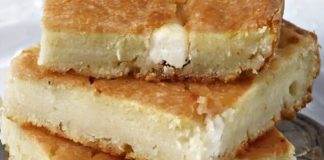 Μία χρυσαφένια, φρεσκοψημένη Αυθεντική Ηπειρώτικη Τυρόπιτα Χωρίς Φύλλο, κομμένη σε τετράγωνα κομμάτια.