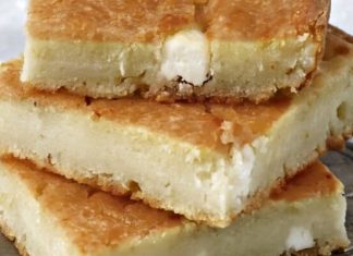 Η ηπειρώτικη τυρόπιτα χωρίς φύλλο με 4 υλικά Μία χρυσαφένια, φρεσκοψημένη Αυθεντική Ηπειρώτικη Τυρόπιτα Χωρίς Φύλλο, κομμένη σε τετράγωνα κομμάτια.