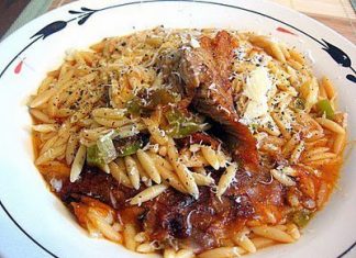 Γιουβέτσι με αρνί και τυρί