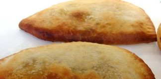 Χρυσαφένια κιμαδοπιτάκια σε λαμαρίνα, ψημένα και έτοιμα για σερβίρισμα.