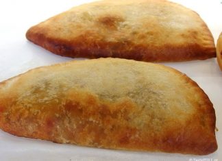 Χρυσαφένια κιμαδοπιτάκια σε λαμαρίνα, ψημένα και έτοιμα για σερβίρισμα.