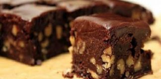 Ένα κομμάτι από λαχταριστή Καριόκα σε ταψί, με πλούσια σοκολάτα και καρύδια.