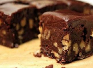 Ένα κομμάτι από λαχταριστή Καριόκα σε ταψί, με πλούσια σοκολάτα και καρύδια.