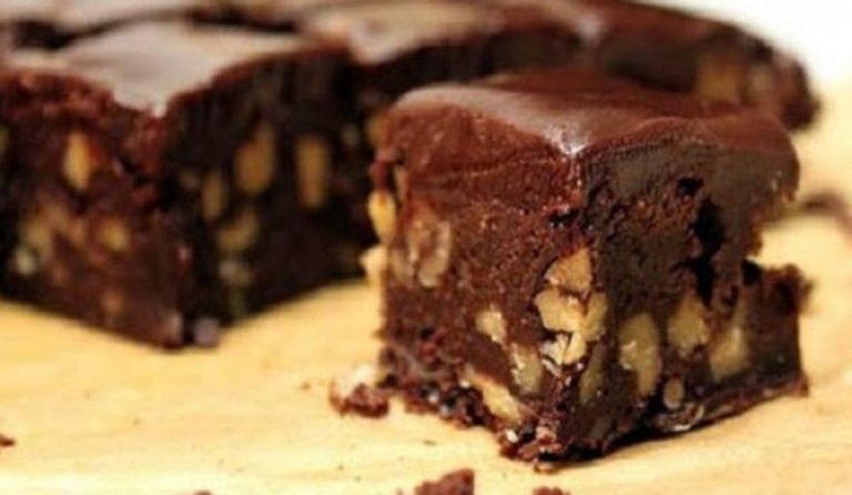 1499190632692_karioka-768x446 Ένα κομμάτι από λαχταριστή Καριόκα σε ταψί, με πλούσια σοκολάτα και καρύδια.