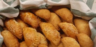 Εύκολα τυροπιτάκια τύπου κουρού