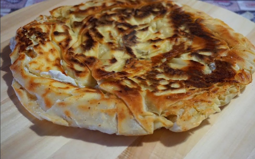 Εύκολη Τυρόπιτα σε 10 Λεπτά στο τηγάνι με πλούσια γέμιση φέτας.