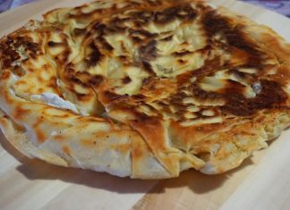 Τυρόπιτα σε 10 Λεπτά: Η Αστραπή Συνταγή για Τραγανό Μεζέ Εύκολη Τυρόπιτα σε 10 Λεπτά στο τηγάνι με πλούσια γέμιση φέτας.