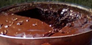 Μια λαχταριστή σοκολατόπιτα με γυαλιστερό γλάσο σοκολάτας.