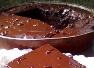 Μια λαχταριστή σοκολατόπιτα με γυαλιστερό γλάσο σοκολάτας.