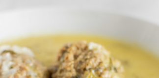 Ένα μπολ με ζεστά γιουβαρλάκια αυγολέμονο, με ευδιάκριτα τα κεφτεδάκια και τον κρεμώδη ζωμό.