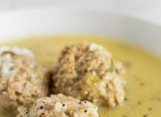 Μια βαθιά πιατέλα με αχνιστά γιουβαρλάκια μέσα σε πλούσιο βελούδινο αυγολέμονο πασπαλισμένα με φρέσκο άνηθο