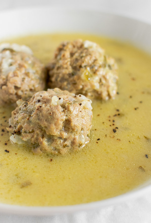 Egg-Lemon-Meatball-Soup-Youvarlakia Ένα μπολ με ζεστά γιουβαρλάκια αυγολέμονο, με ευδιάκριτα τα κεφτεδάκια και τον κρεμώδη ζωμό.