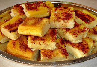 Γαλατόπιτα Καρδίτσας, φρεσκοψημένη, με ροδισμένο «κόθρο» και χρυσή κρέμα.