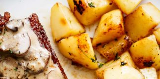 μπριζολάκια σε σάλτσα με μανιτάρια