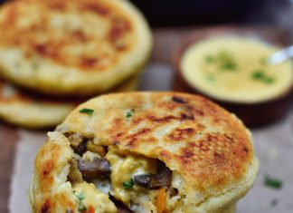 Στρογγυλά, χρυσαφένια πατατέλι γεμιστά, τηγανισμένα σε ένα τηγάνι.