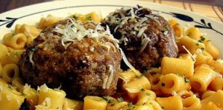 Πιάτο με κοκκινιστούς κεφτέδες και κοφτό μακαρόνι, πασπαλισμένο με τριμμένο κεφαλοτύρι.