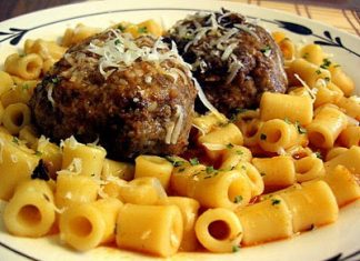 Πιάτο με κοκκινιστούς κεφτέδες και κοφτό μακαρόνι, πασπαλισμένο με τριμμένο κεφαλοτύρι.