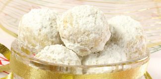 Πιατέλα με πολλά Χιονάτα Cookies πασπαλισμένα με άχνη ζάχαρη, σαν χιονισμένα μπαλάκια.