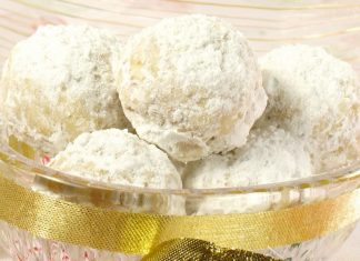 Πιατέλα με πολλά Χιονάτα Cookies πασπαλισμένα με άχνη ζάχαρη, σαν χιονισμένα μπαλάκια.