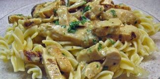 Κοτόπουλο με ζυμαρικά και Σάλτσα