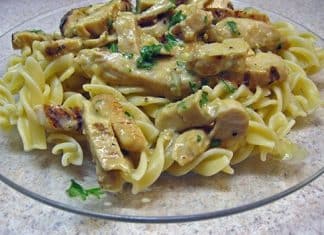 Κοτόπουλο με ζυμαρικά και Σάλτσα