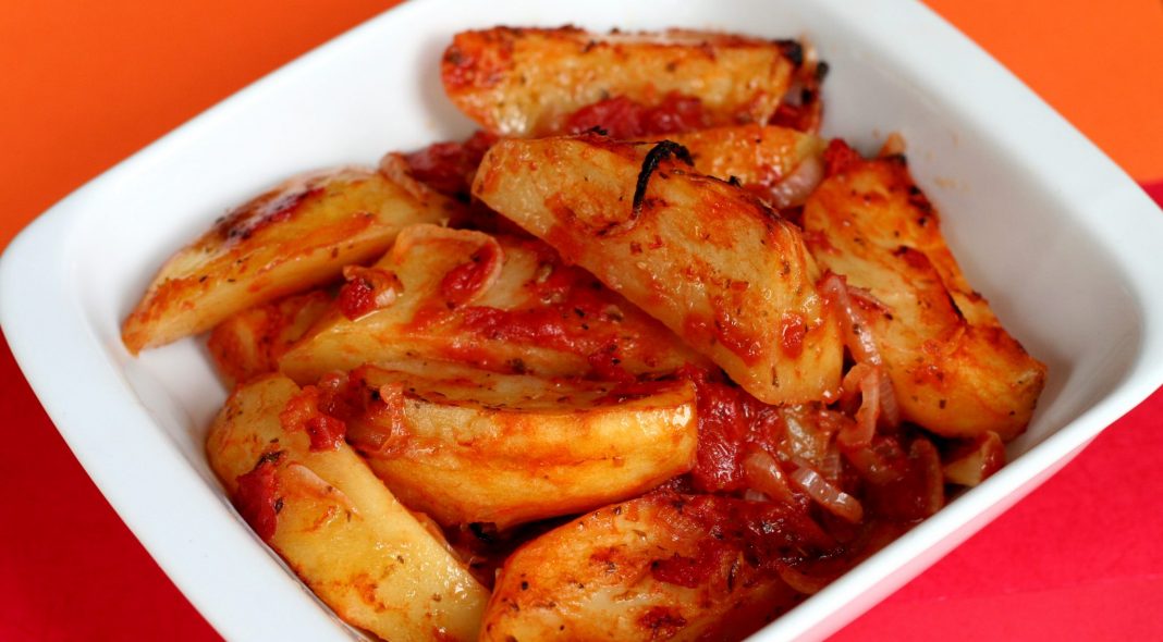 Πατάτες ψητές με ντομάτα & πάπρικα