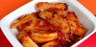 Πατάτες ψητές με ντομάτα & πάπρικα