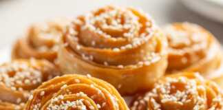 Χρυσαφένια, σιροπιαστά ξεροτήγανα σε πιατέλα, πασπαλισμένα με κανέλα και σουσάμι.