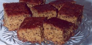 Κομμάτια Μελαχρινή Καρυδόπιτα Θεσσαλίας, σιροπιασμένη, σε φόρμα ή ταψί.