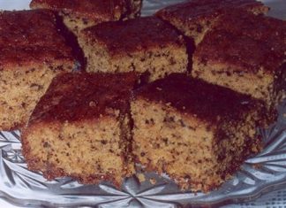 Κομμάτια Μελαχρινή Καρυδόπιτα Θεσσαλίας, σιροπιασμένη, σε φόρμα ή ταψί.