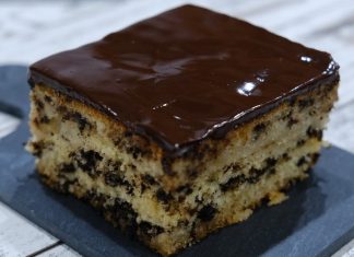 Φωτογραφία από κέικ Μυρμηγκάτο, σιροπιασμένο, καλυμμένο με γυαλιστερό γλάσο σοκολάτας, με μαύρη τρούφα ορατή στο εσωτερικό.